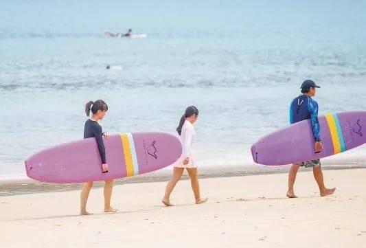 网红冲浪夫妻照,浪漫瞬间定格海浪之巅