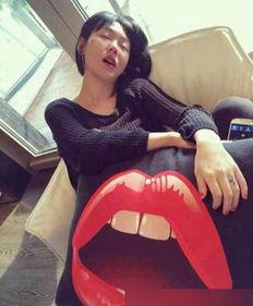 明星踢腿,舞动魅力，展现力量与美